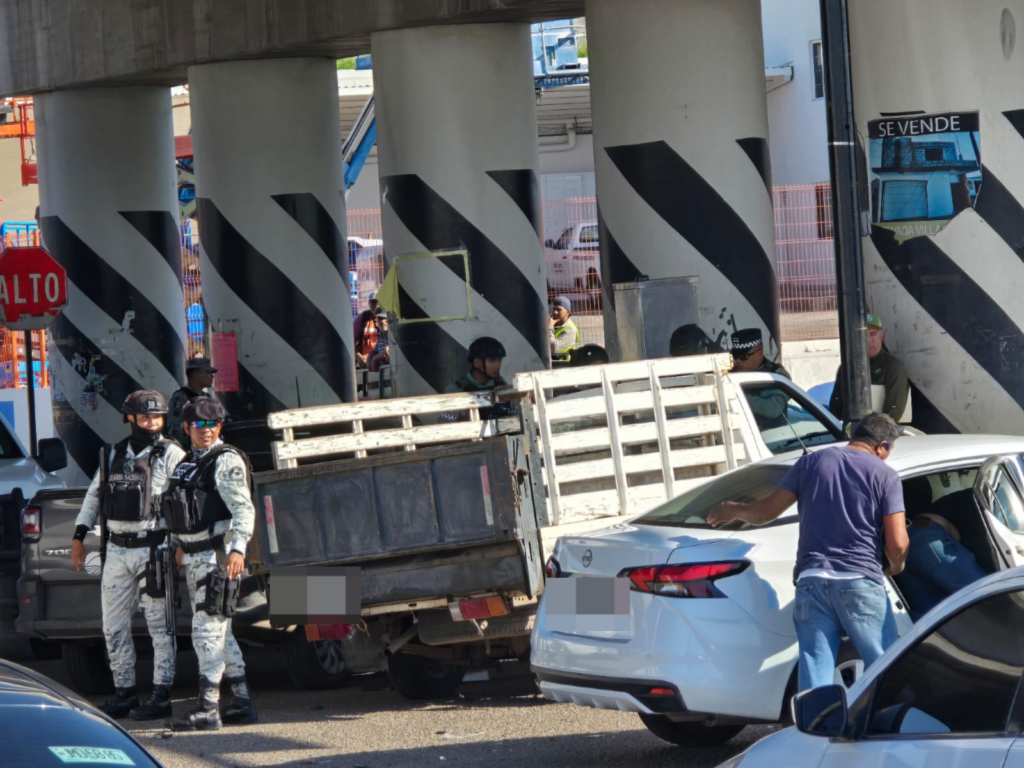 Se registra aparatoso choque entre tres vehículos en Obregón y Costerita en Culiacán