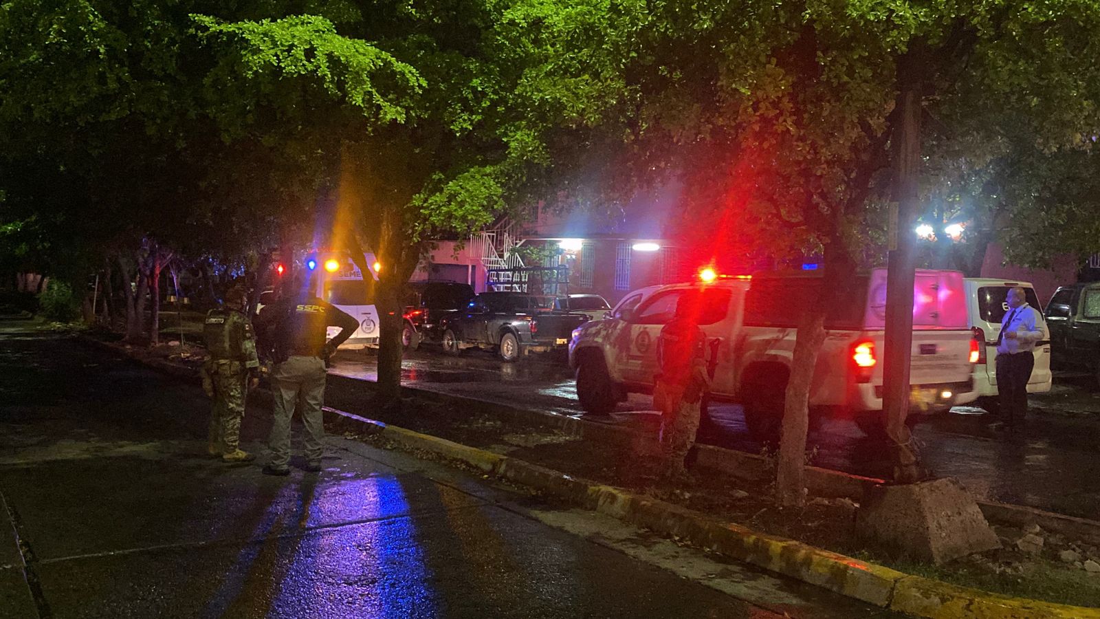 Seis hombres asesinados, bloqueos y ataques armados