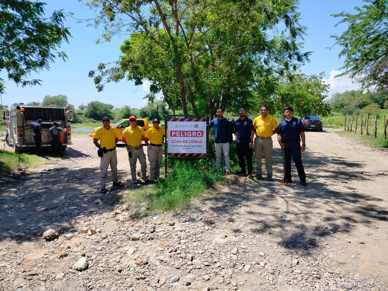 Colocación de señalética preventiva en el río Presidio en Mazatlán.