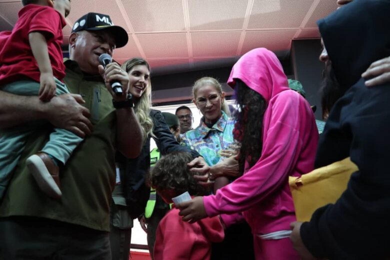 Siete niños migrantes vuelven solos a Venezuela en vuelo de deportación