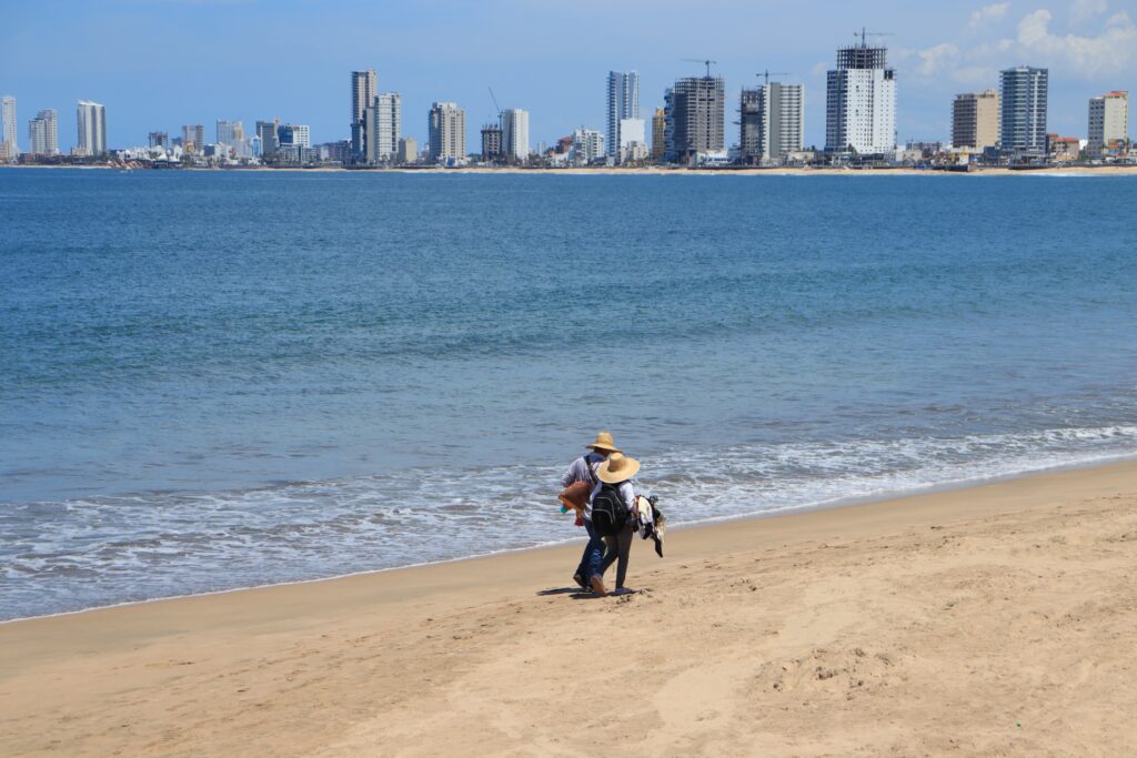 Sindicato de vendedores de playa en Mazatlán aplaude buenas ventas este fin de semana