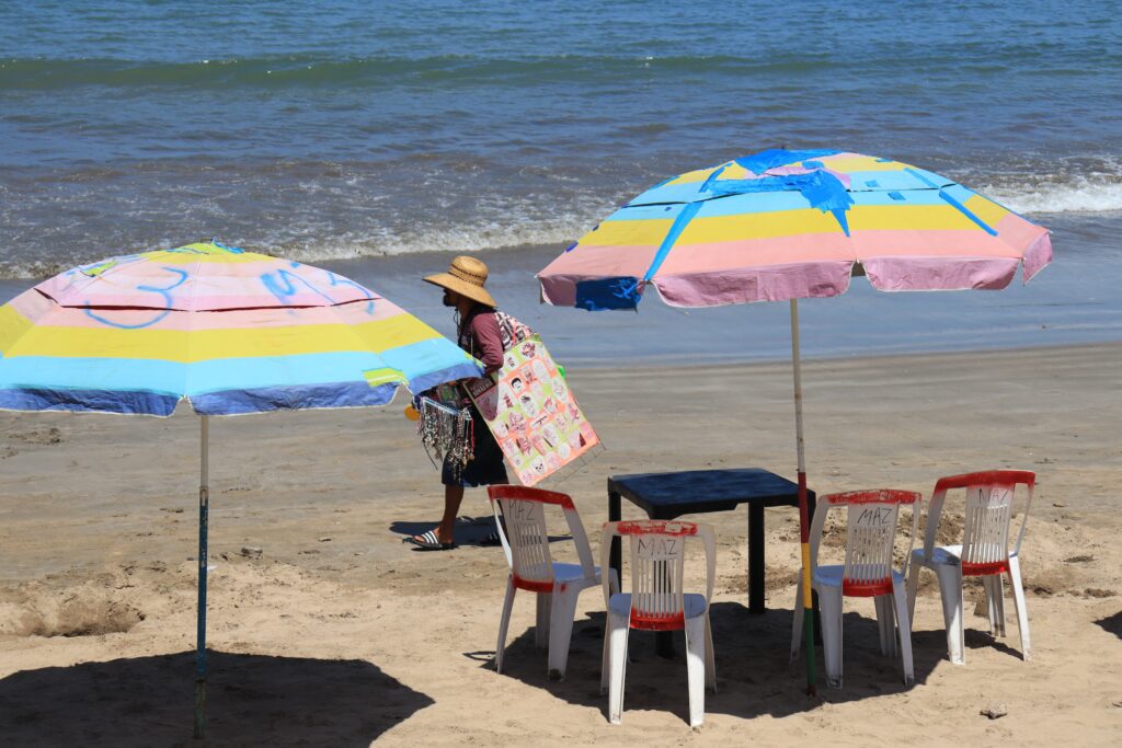 Sindicato de vendedores de playa en Mazatlán aplaude buenas ventas este fin de semana