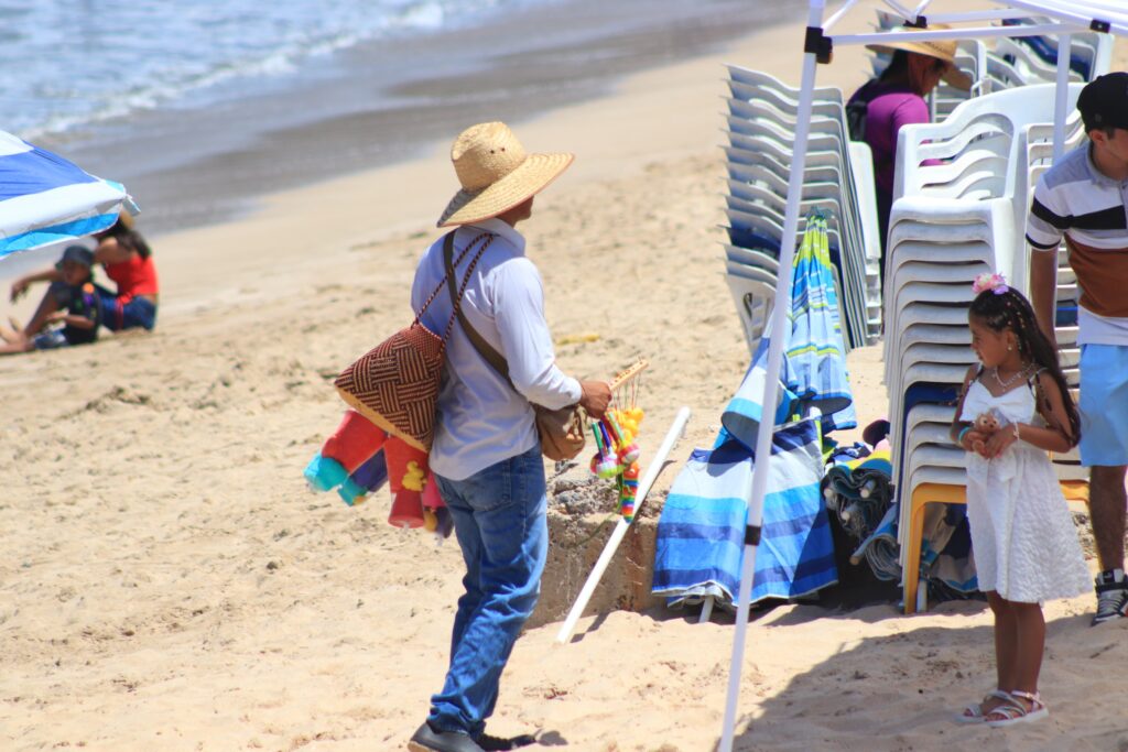 Sindicato de vendedores de playa en Mazatlán aplaude buenas ventas este fin de semana