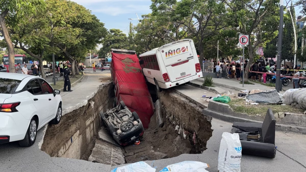 Socavón en Guadalajara se traga tres vehículos y deja cuatro heridos leves