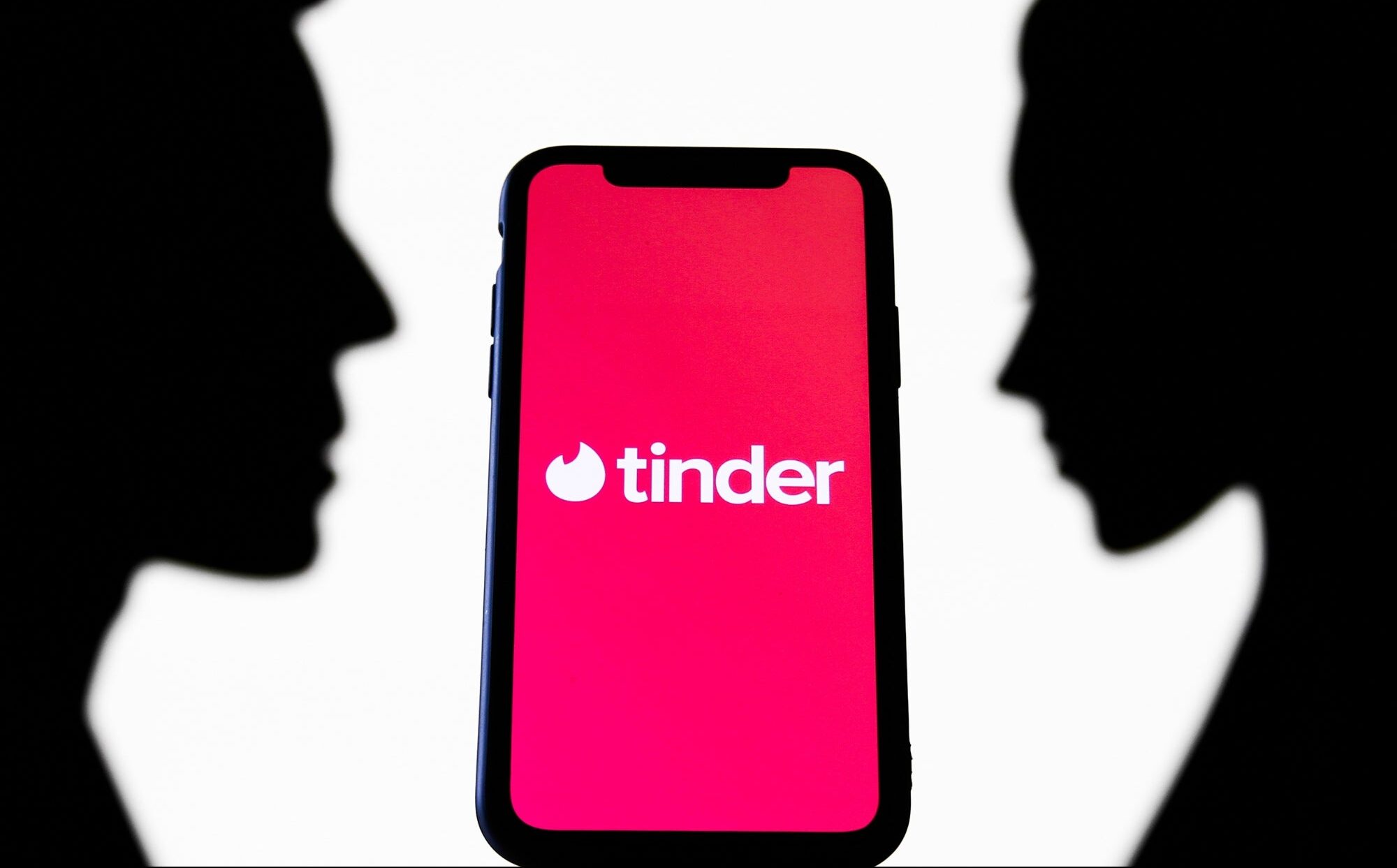 Tinder implementa verificación facial para detectar perfiles falsos y proteger a sus usuarios