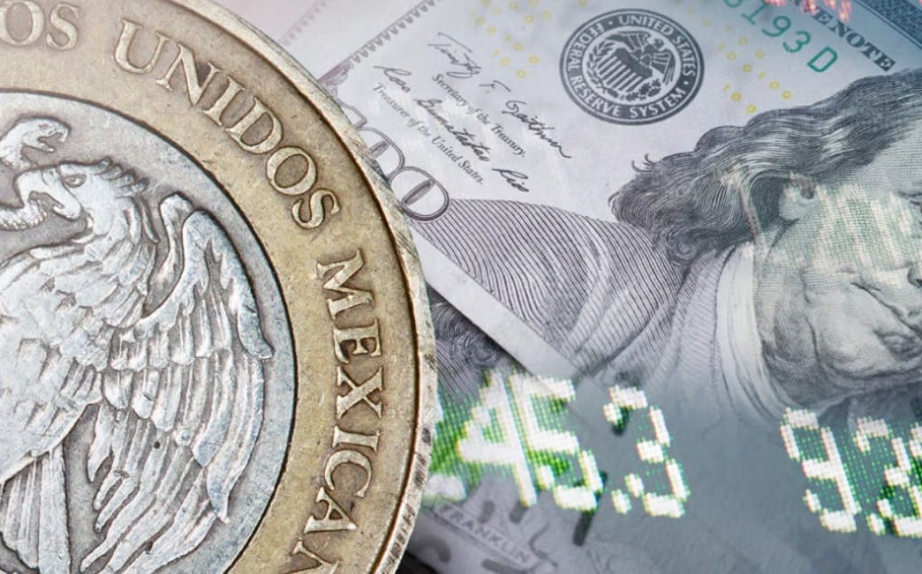 Moneda mexicana y billete de dólar