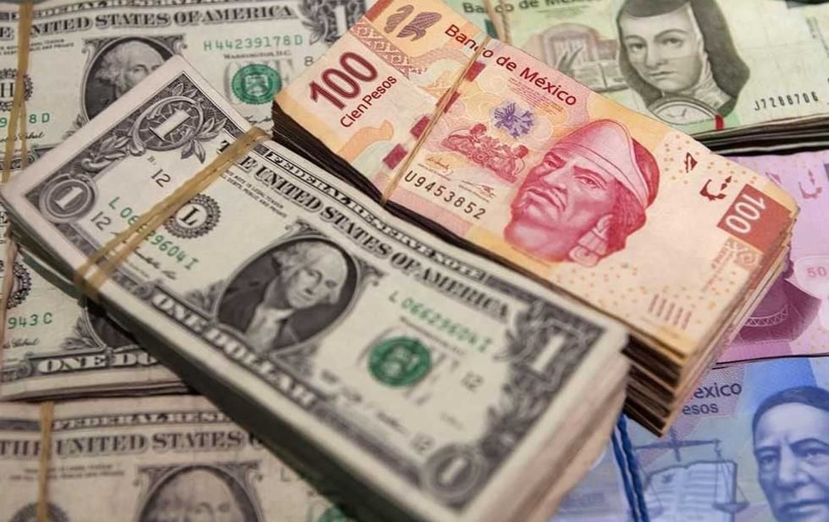 Billetes de dólar y billetes mexicanos
