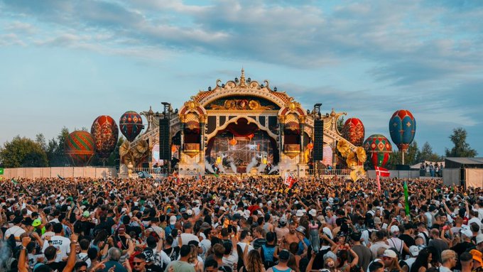 Mujer de 35 años muere en la inauguración del festival Tomorrowland; autoridades investigan