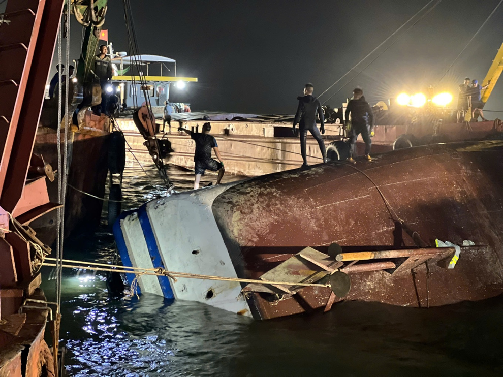 Tormenta hunde barco en Ha Long