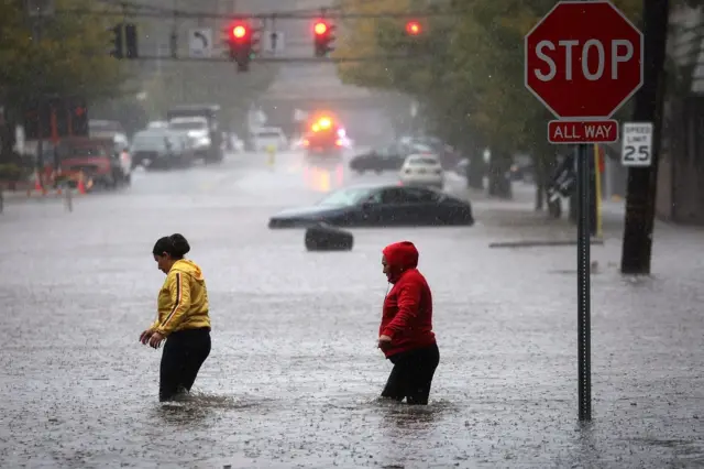 Tormentas azotan el noreste de EU; un menor muere y Nueva York declara emergencia