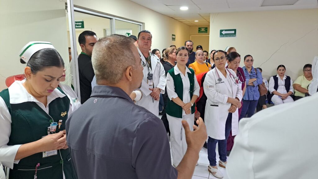 Trabajadores de Hospital IMSS Bienestar Guamúchil piden certeza ante cierre por fallas estructurales