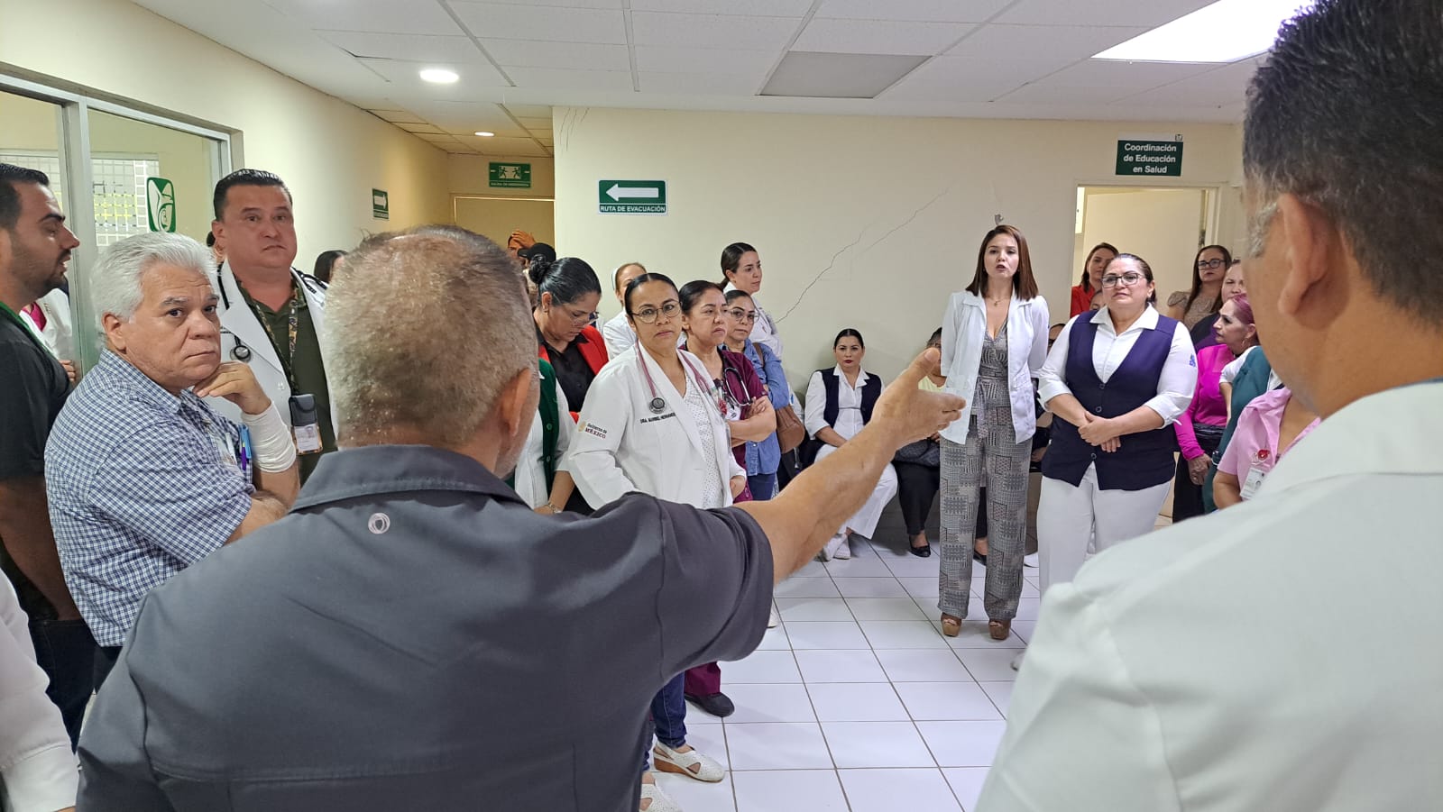 Trabajadores de Hospital IMSS Bienestar Guamúchil piden certeza ante cierre por fallas estructurales