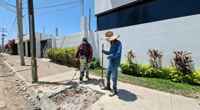 Trabajadores de la construcción bajo el sol de mediodía