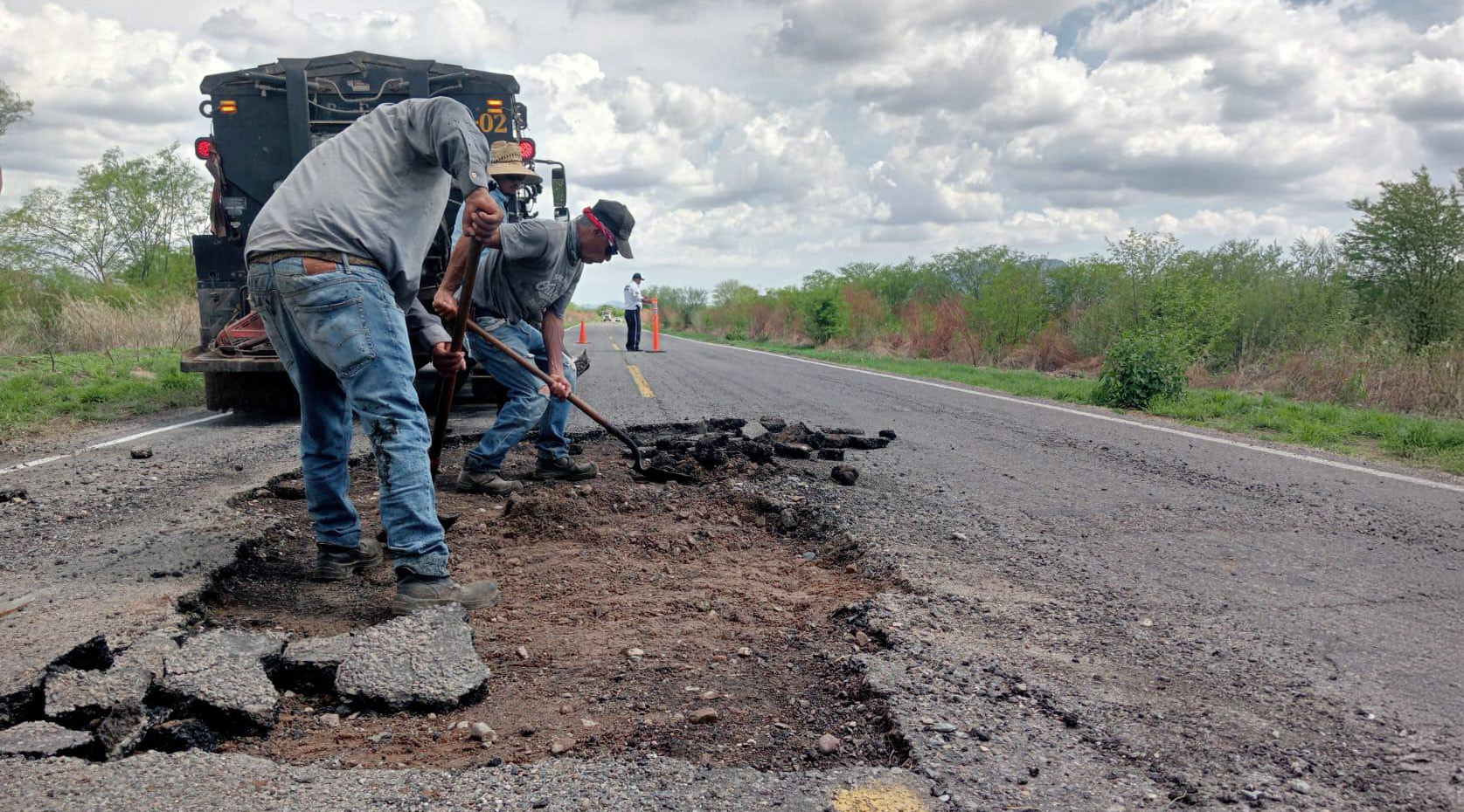 Trabajadores del Ayuntamiento de Mocorito arreglan carretera estatal