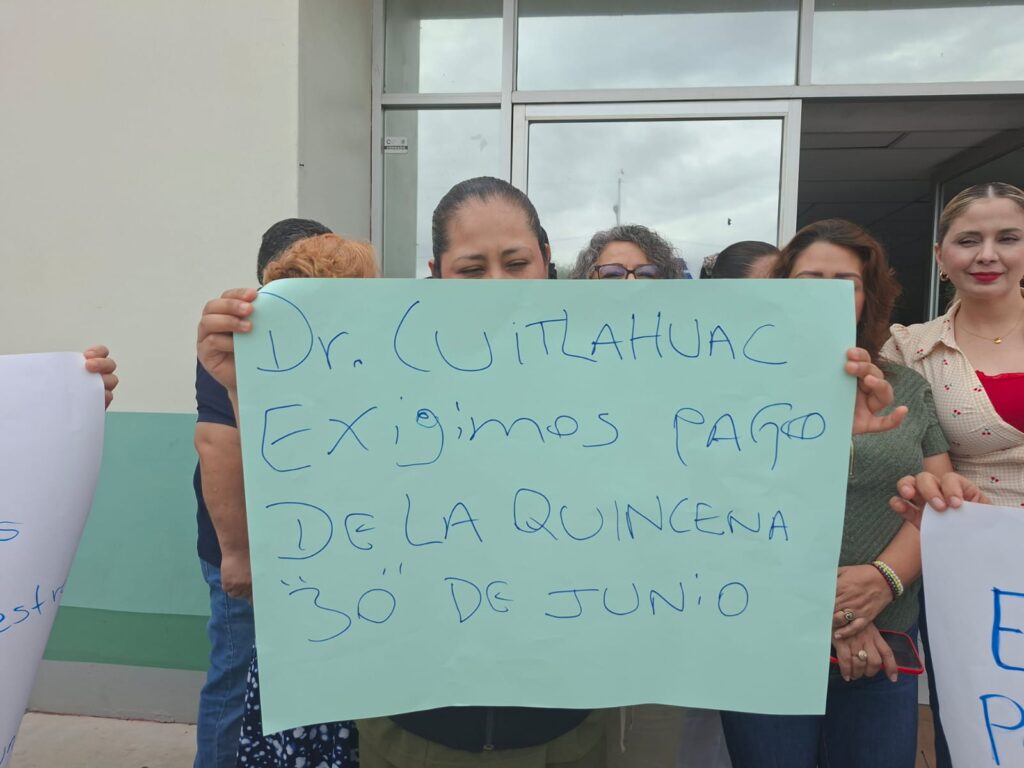 Trabajadores del Hospital de la Mujer protestan en Culiacán por falta de pago de quincena