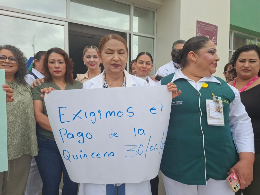 Trabajadores del Hospital de la Mujer protestan en Culiacán por falta de pago de quincena