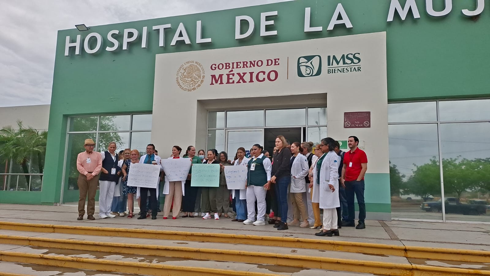 Trabajadores del Hospital de la Mujer protestan en Culiacán por falta de pago de quincena
