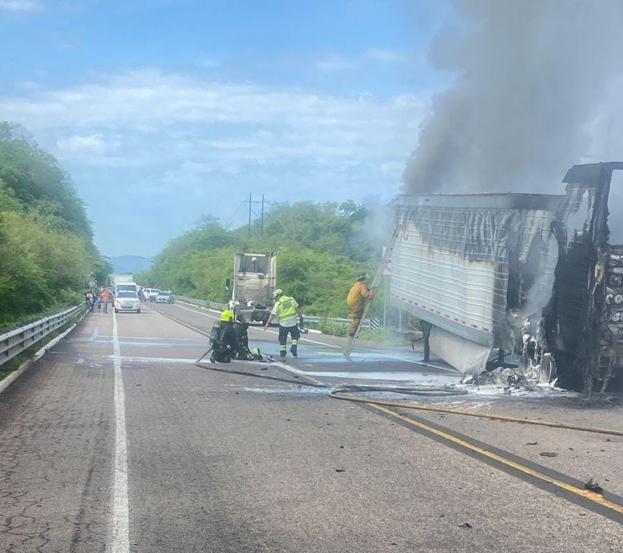 Tractocamión se incendia en la autopista Mazatlán-Durango a la altura de Concordia