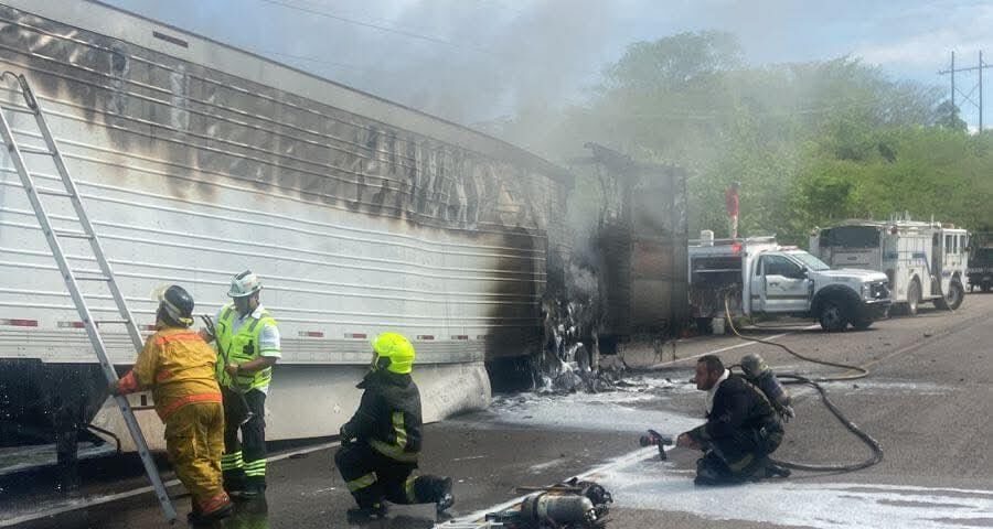Tractocamión se incendia en la autopista Mazatlán-Durango a la altura de Concordia