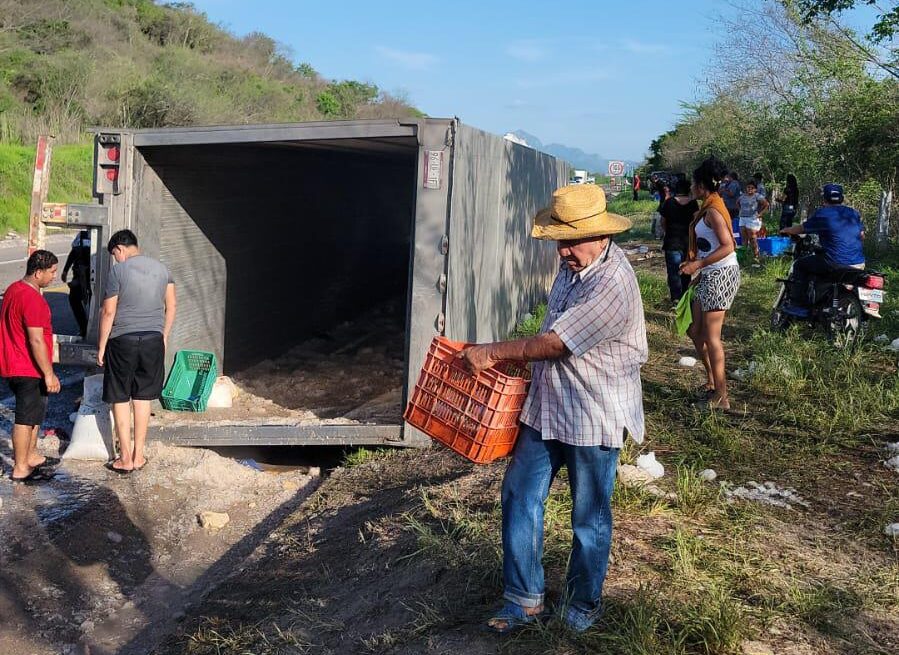 Tráiler cargado con camarón se vuelca en Palmillas al sur de Escuinapa; rapiña lo deja vacío