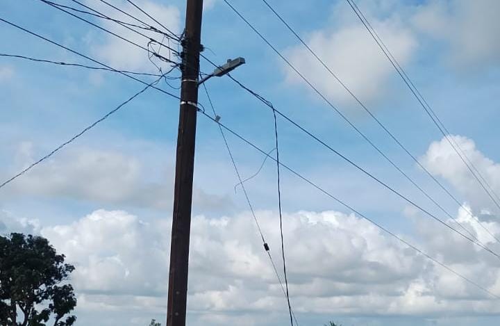 Tráiler derriba cables y deja sin luz a comunidades de Guasave