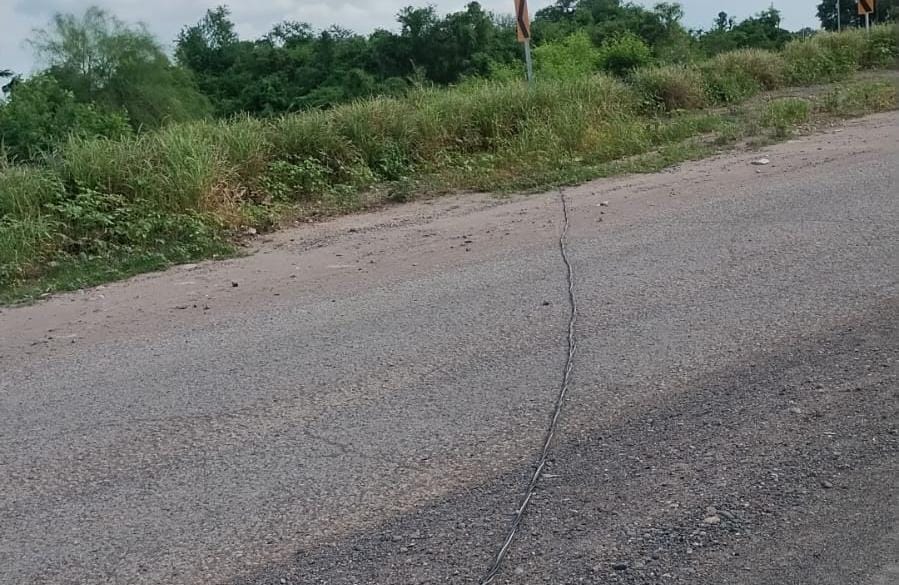 Tráiler derriba cables y deja sin luz a comunidades de Guasave
