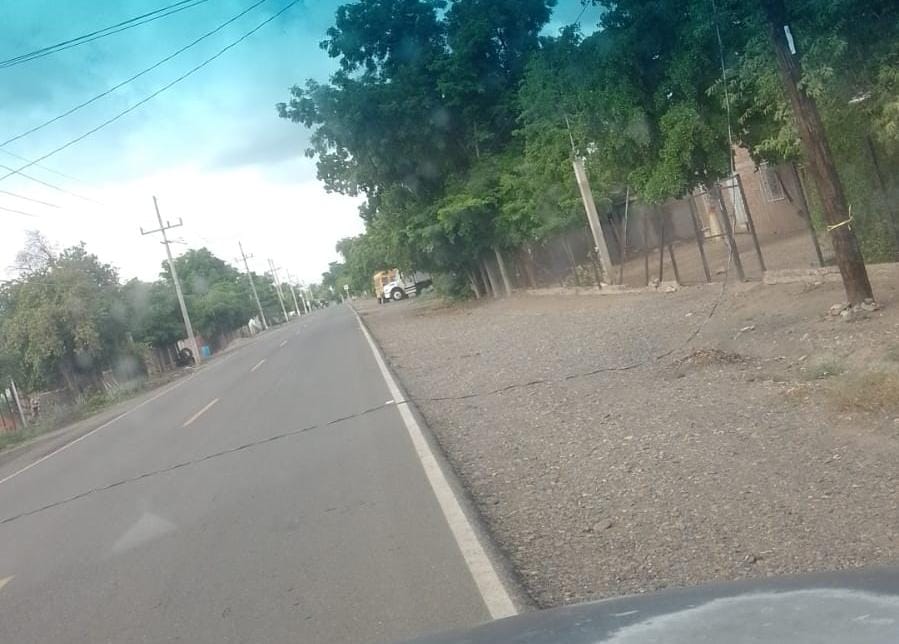 Tráiler derriba cables y deja sin luz a comunidades de Guasave