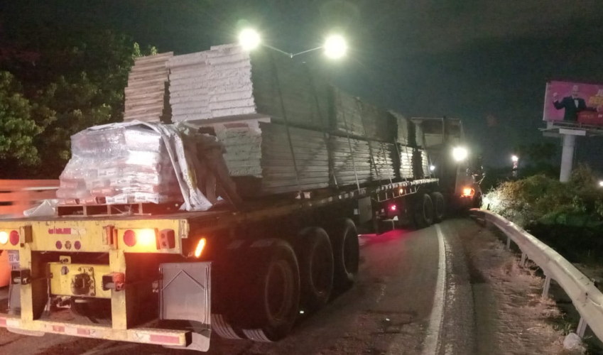 Tráiler se queda sin combustible en medio de la carretera