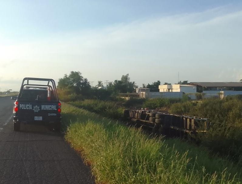 Trailero de Michoacán vuelca a un costado de la México 15 en Guasave