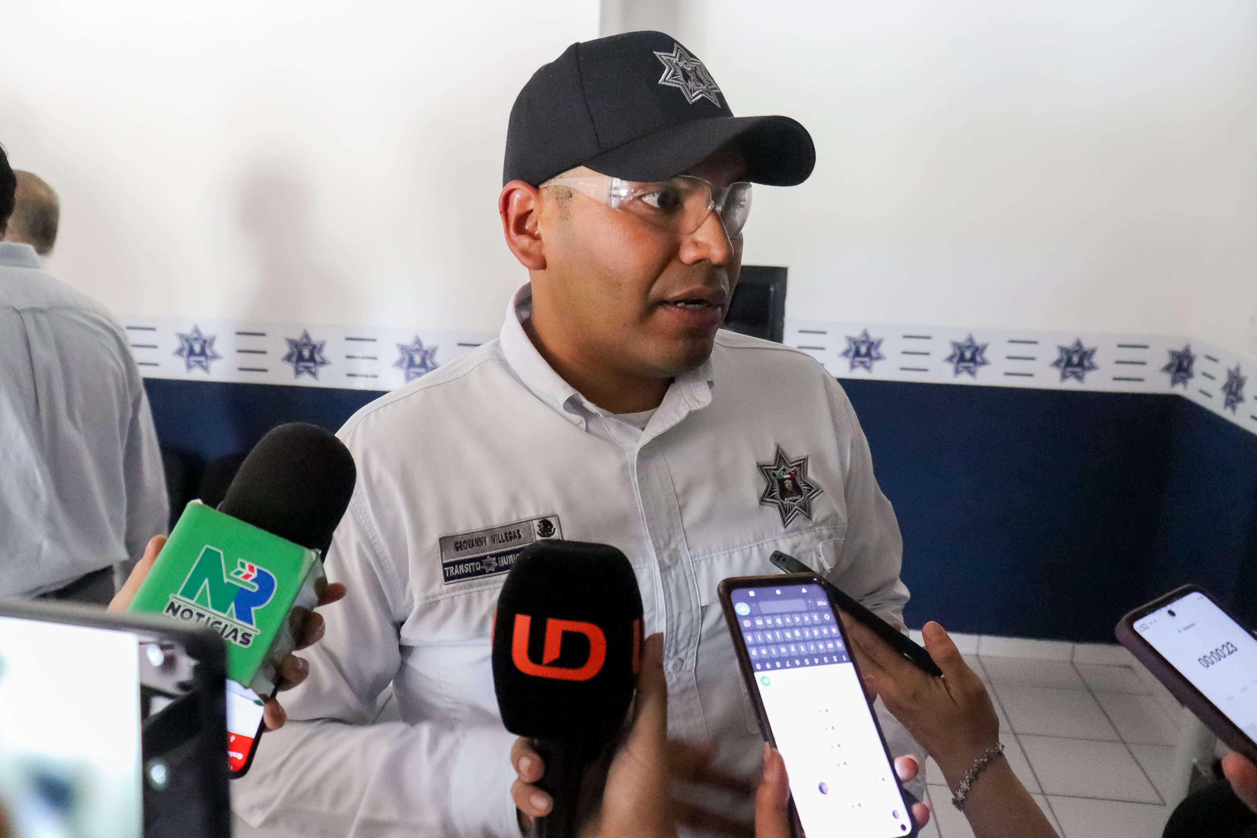 Tránsito Municipal trabaja en limpieza de las señales de Los Mochis
