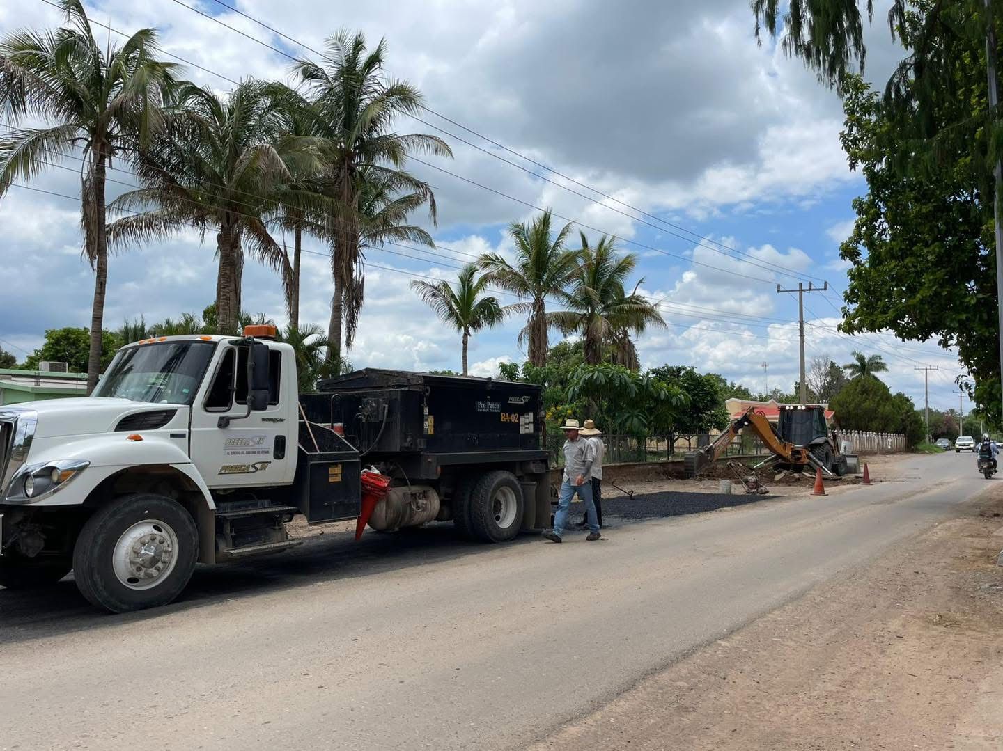 Tras denuncia por socavones, inicia rehabilitación en carretera de Baburía en Sinaloa municipio