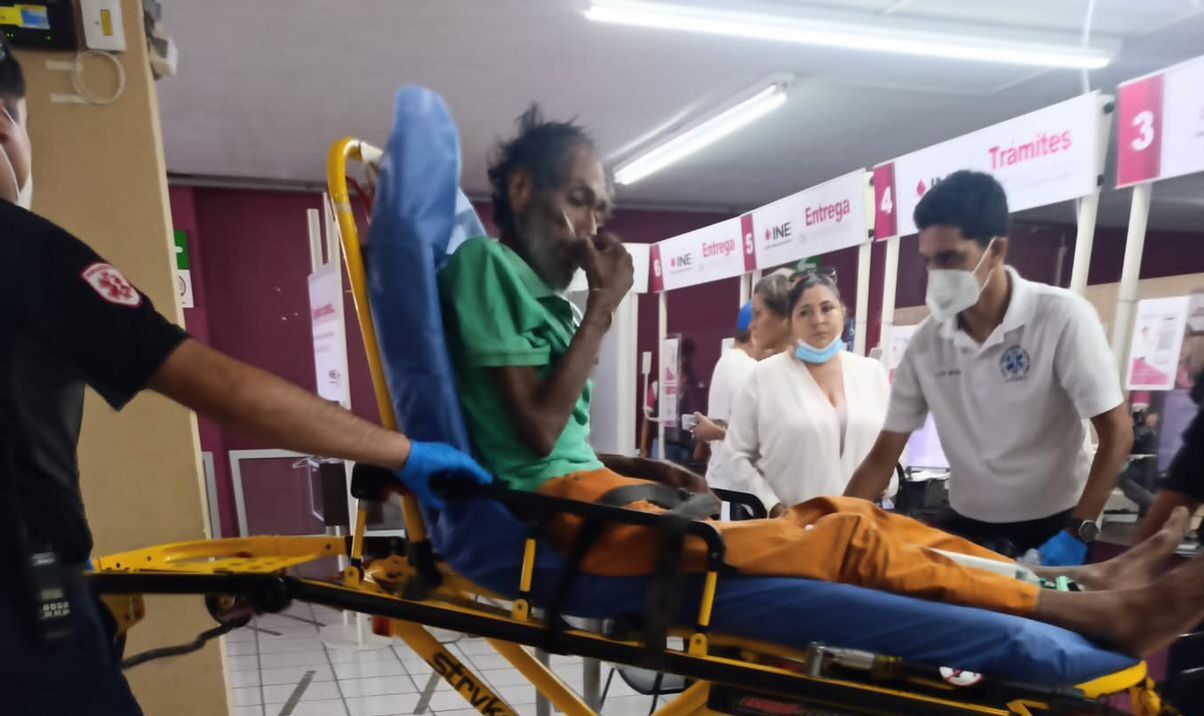 Trasladan en ambulancia a don Genaro al Hospital General de Los Mochis