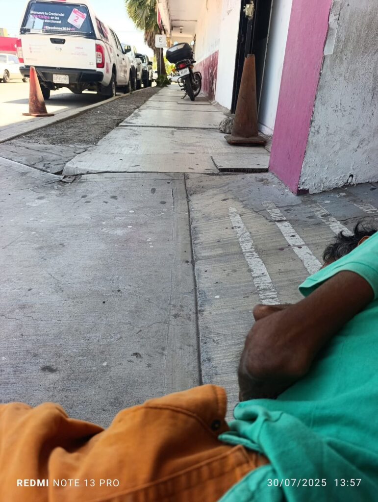Trasladan en ambulancia a don Genaro al Hospital General de Los Mochis