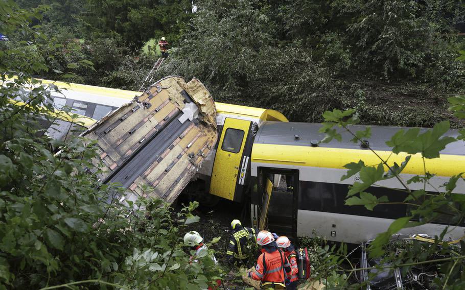 Tres muertos tras descarrilamiento de tren con más de 100 pasajeros en Alemania