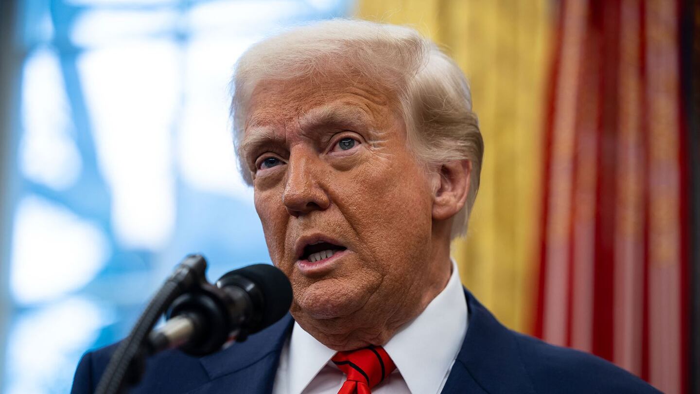 Trump presume caída de migración y sugiere que ya no necesita blindar la frontera