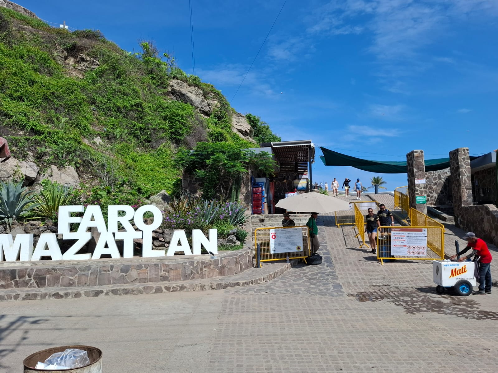 Turistas suben el Faro en Mazatlán y quedan maravillados con la vista desde la cima