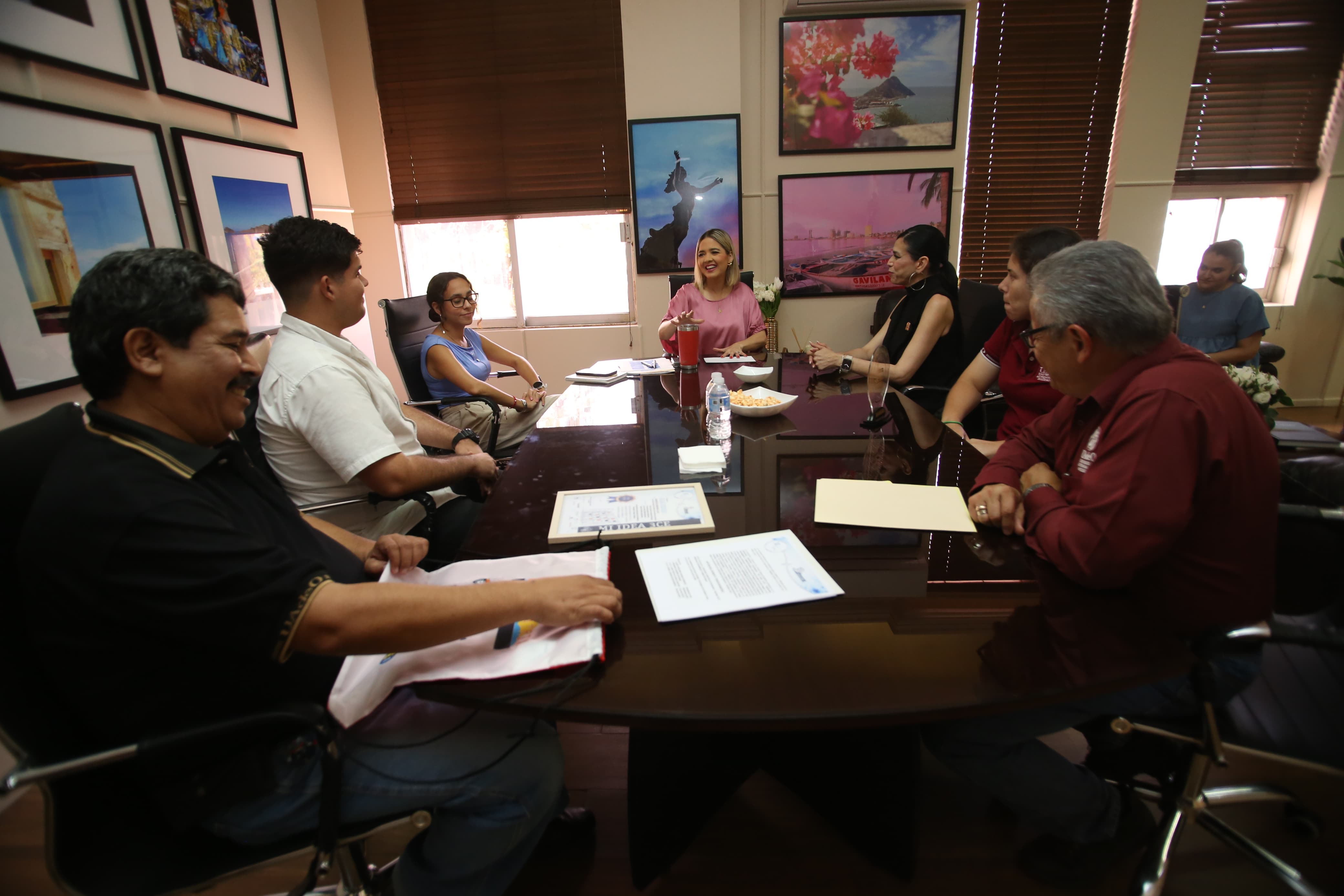 Estrella Palacios con estudiantes de la UAdeO