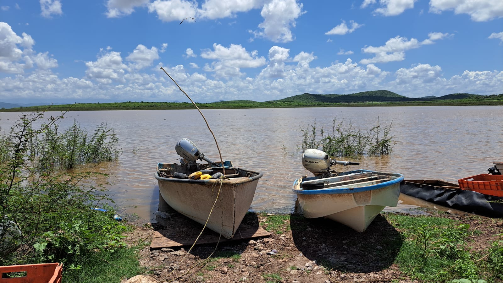 Embarcaciones pesqueras en la presa Eustaquio Buelna