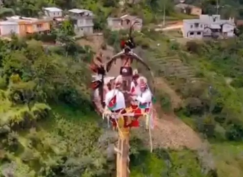 ¡Escalofriante momento! Caporal casi cae desde 20 metros en ritual de voladores de Papantla: VIDEO