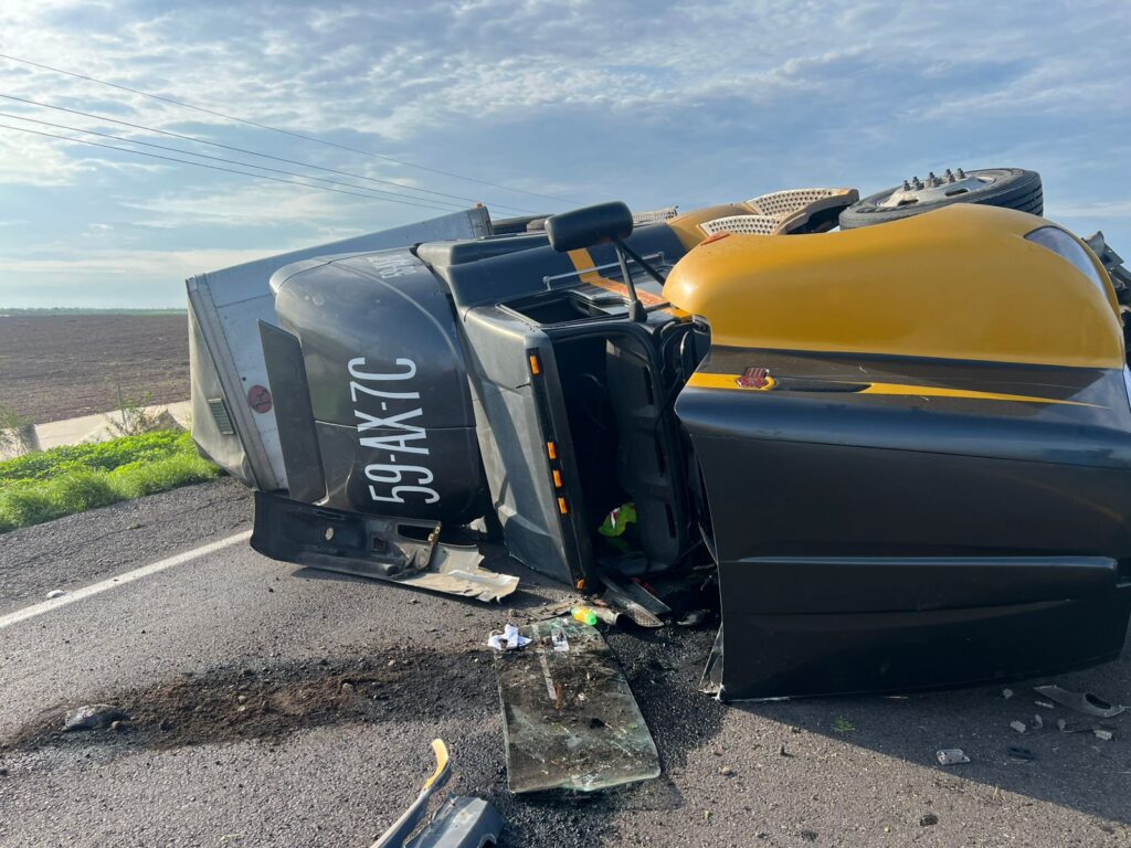 Vuelca tráiler en la autopista Mazatlán-Culiacán