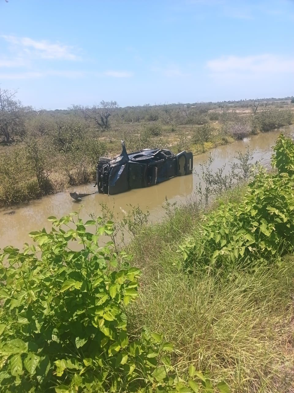 Volcadura en un arroyo de la carretera estatal Aguaverde-Caimanero.