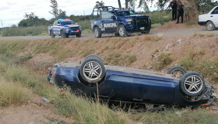 Volcadura de un automóvil en un canal de Guasave