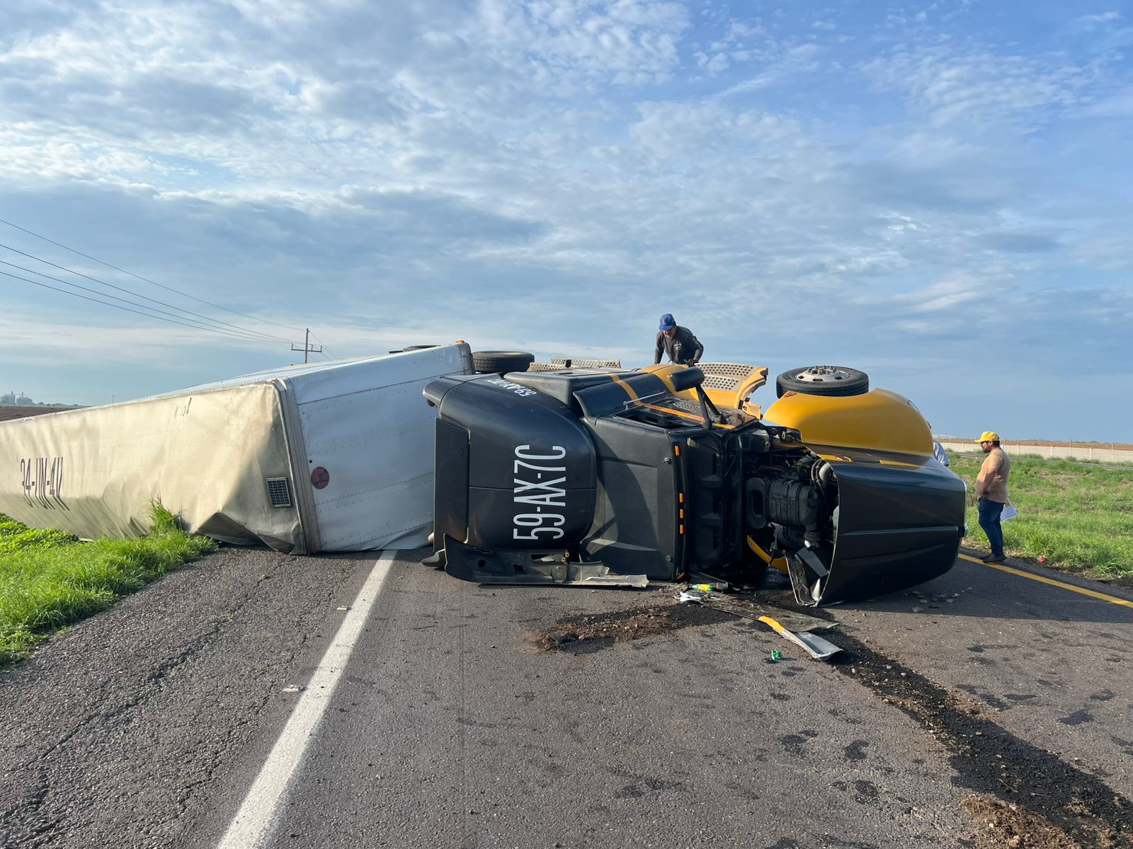 Vuelca tráiler en la autopista Mazatlán-Culiacán