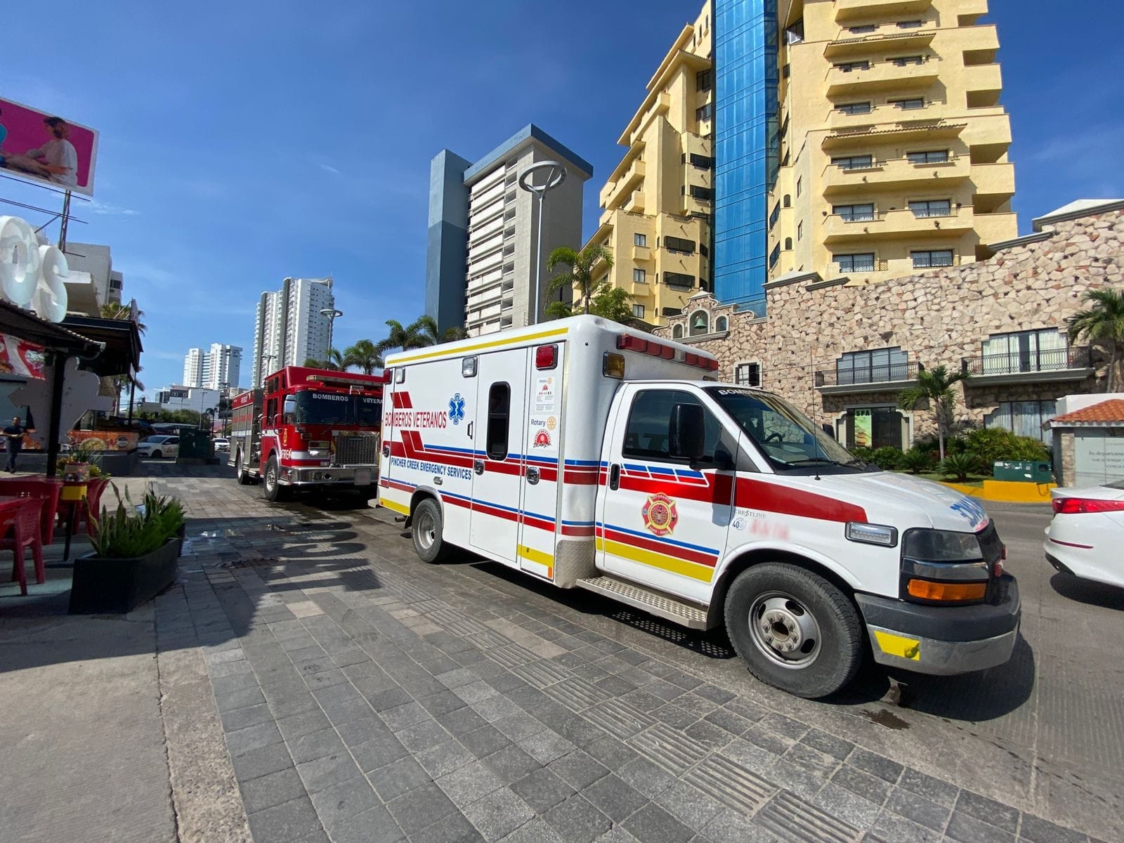 Rescatan a dos menores y una mujer atrapados en elevador en Mazatlán.