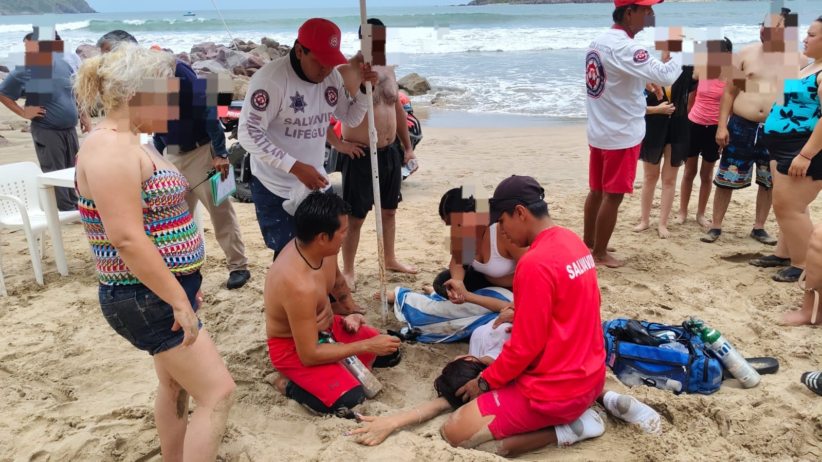 Hasta 12 personas son rescatadas en el mar