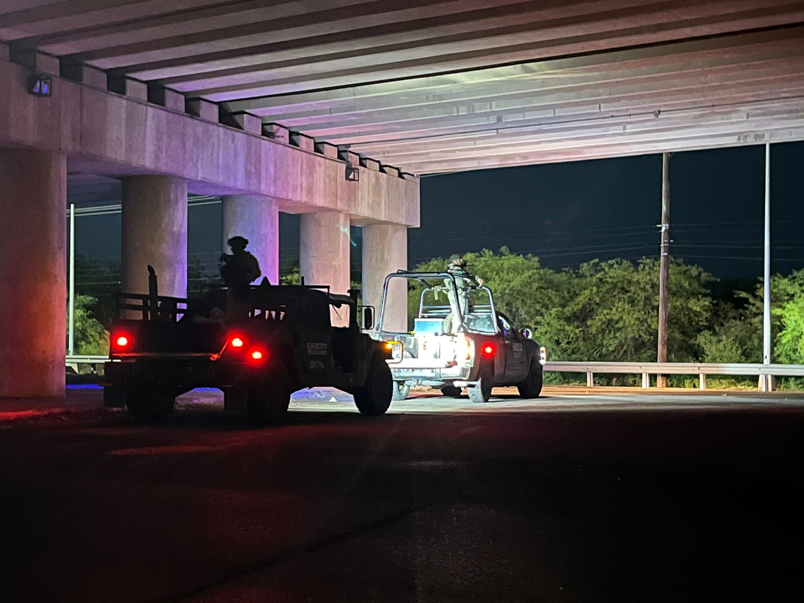 Con mensaje en una cartulina, localizan a un hombre asesinado en “La Costerita”, al sur de Culiacán