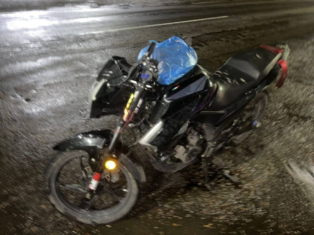 Par de adolescentes resultan heridos tras derrapar en su motocicleta al sur de Mazatlán