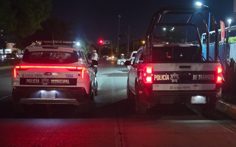 Agentes de policía aseguran zona de accidente