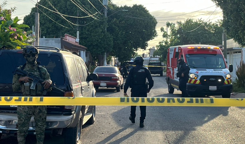 Elementos de la Policía Estatal Preventiva resguardan escena de crimen