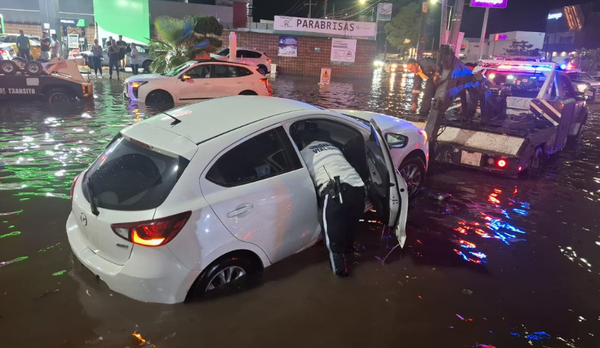Conductores varados son auxiliados por policía